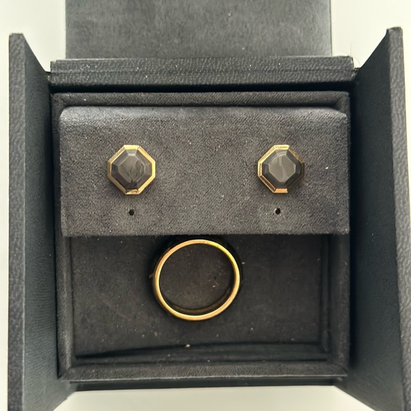 18-karat yellow gold
Forged carbon
Earring, 10.5mm
Style #E25058M88BFG - Picture 3 of 3